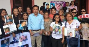 Colectivos de madres de desaparecidos en Veracruz se reunieron con el Gobernador electo, Cuitláhuac García.  Foto: BlogExpediente. 