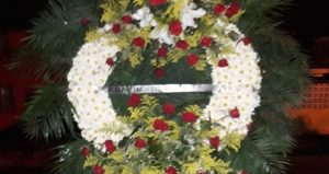 Las coronas de flores aparecieron esta mañana en Orizaba, Veracruz, dirigidas a servidores públicos. Foto: Plumas Libres.