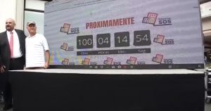 Los empresarios encabezados por Alejandro Cossío, Jesús Castañeda, Oscar Pérez y Noé Pérez, contrataron una pantalla gigante que fue instalada en la plaza Sebastián Lerdo de Tejada. Foto: Especial 