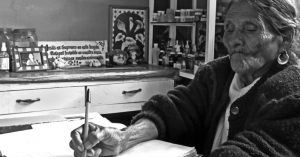 Rosita en el consultorio de su casa con su primera libreta. Puáracuar, Michoacán, 1993. Fotografía: D.R. ©Roberto Campos Navarro