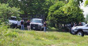  Personal de la Policía Estatal y de la Fiscalía estatal mantienen acordonada la zona donde encontraron las fosas clandestinas con más de 160 cuerpos exhumados. Foto: Cuartoscuro 