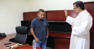 Un padre acudió a la oficina de el "Mijis". Foto: Pulso SLP 