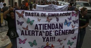 Mujeres de distintas organizaciones realizaron una marcha con consignas de rechazo hacia el Gobierno estatal y la Fiscalía, para que pare la impunidad y se hable con veracidad respecto a las cifras de feminicidios en el estado de Veracruz. Foto: Ilse Huesca, Cuartoscuro