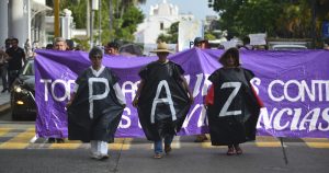 Ciudadanos marcharon en el puerto de Veracruz exigiendo un alto a la violencia e inseguridad como secuestro y feminicidios, el pasado 17 de septiembre. Foto: Alberto Roa, Cuartoscuro 