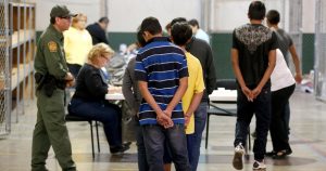El otro temor es que los menores que llegan solos pasen aún más tiempo detenidos porque sus padres o guardianes ya no vayan por ellos. Foto: AP