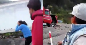 Tres personas murieron arrolladas por un trailer mientras robaban mercancía de otro trailer que se volcó en Cumbres de Maltrata, Veracruz. Foto: Especial.