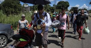 La Caravana Migrante procedente de Honduras reinició su camino hacia la frontera con Estados Unidos. Se espera que esta tarde lleguen a Huixtla, en donde pasarán la noche. Foto: Isaac Esquivel, Cuartoscuro