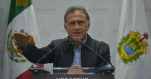 Miguel Ángel Yunes, Gobernador de Veracruz, celebró la decisión de las autoridades municipales, luego de que el Grupo de Coordinación de la entidad considerara que no era adecuada la instalación del casino ante el riesgo que representaría para la seguridad de la zona. Foto: Alberto Roa, Cuartoscuro