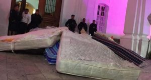 Tiran colchones sucios afuera del Ayuntamiento de Culiacán. Foto: RíoDoce.