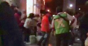 El insecticida envolvía a las personas que se encontraban descansando en la zona. Foto: Captura de pantalla