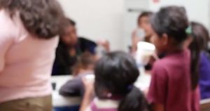 Rescatan 56 niños y niñas tsotsiles, que eran explotados en cruceros de Oaxaca. Foto: Captura de Pantalla.