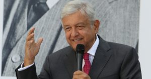 De mil personas encuestadas por el Grupo Reforma, 71 por ciento dijo sentirse optimista respecto al futuro de la México con López Obrador como Presidente. Foto: Saúl López, Cuartoscuro.