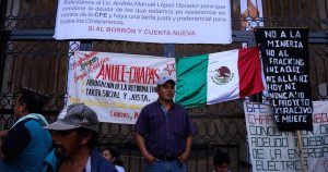 Los inconformes mantienen un plantón afuera del Congreso del Estado. Foto:  Roberto Ortiz/Chiapas Paralelo
