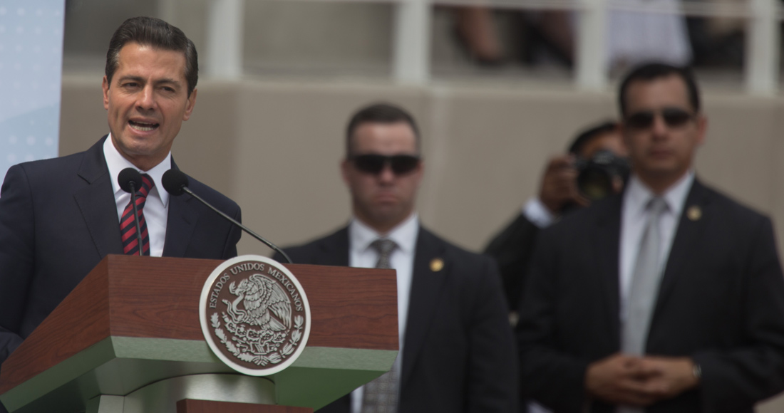 Peña con su equipo de seguridad. foto: Cuartoscuro