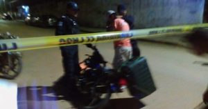 Los cuerpos de tres jóvenes quedaron tendido sobre el asfalto. Foto: Especial