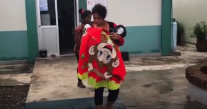 Luego de unos días de reposo, y con el apoyo de indígenas oaxaqueños Rosa continuó con su viaje para reencontrase con la caravana en Ciudad Isla Veracruz. Foto: Especial