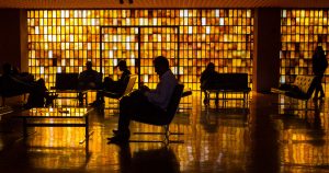 Personas descansan en la Sala de lectura en el Centro Universitario Cultural. Foto: Issac Esquivel, Cuartoscuro 