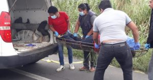 El cuerpo fue hallado por automovilistas en una carretera. Foto: Plumas libres. 