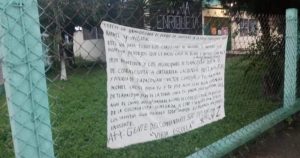 En el municipio veracruzano Martínez de la Torre se colocó una manta con amenazas afuera del kinder "María Enriqueta": Foto: Plumas Libres.