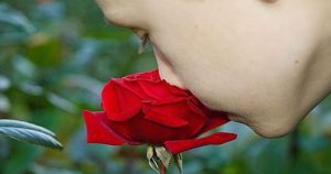 El ser humano recuerda hasta el 35 por ciento de lo que huele. Foto: EFE