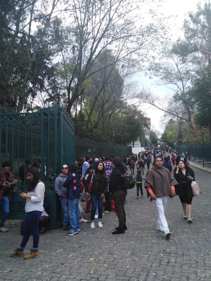 Fila para la función de Roma en el Centro Cultural Los Pinos. Foto: Selene Bazán.