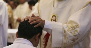 Fue ahí, en una iglesia católica que en su entrada tiene una barda pintada con la leyenda “Cristo vive”, donde conoció al seminarista que abusó de ella. Imagen ilustrativa. Foto: Hilda Ríos, Cuartoscuro