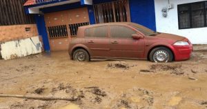 Al menos 11 viviendas y cuatro vehículos resultaron afectados por el deslave de un cerro en Xalapa, Veracruz. Foto: Plumas Libres.