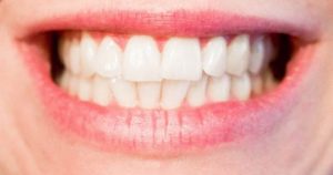 Estas partículas tienen un gran potencial como componente de pastas de dientes, gomas de mascar, enjuagues bucales y barnices de flúor. Foto: TICbeat