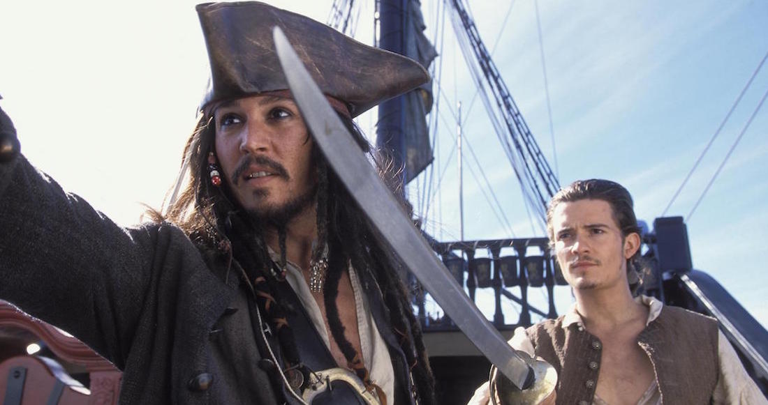 Jack Sparrow (Johnny Depp) junto al Joven Will Turner (Orlando Bloom). Foto: Facebook @PiratesoftheCaribbean