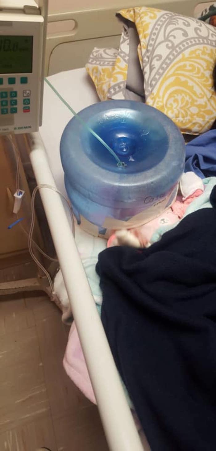 La bebé de Dalia usando un garrafón como incubadora