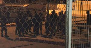 Los docentes antes de ser liberados y quienes permanecían en el penal de "El Amate". Foto: Facebook, Dignidad Magisterial Nacional.