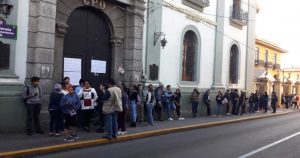 Debido a que está situación se presentó en dos ocasiones, una madre de familia recriminó al elemento por su actitud. Foto: Plumas Libres