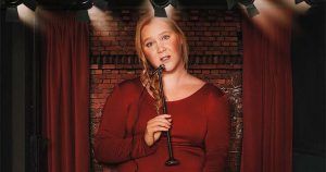 Amy Schumer en el cartel promocional de <em>Growing</em>. Foto: Netflix