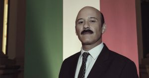 Ari Brickman interpreta al que podría ser el político más odiado de la historia actual de México, Carlos Salinas de Gortari. Foto: Netflix 