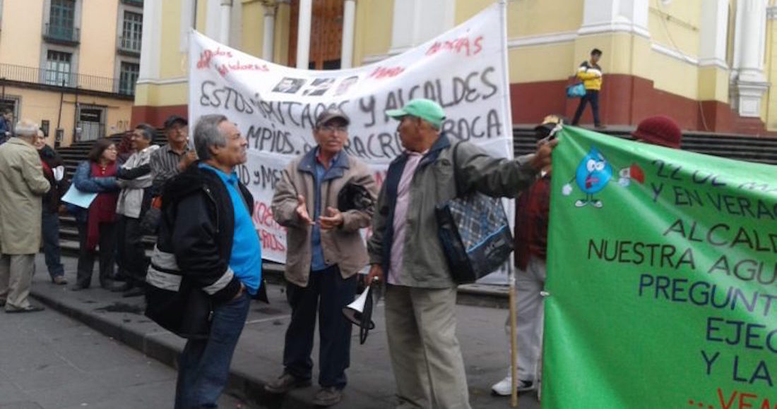 La manifestación ocurrió frente al Palacio de Gobierno, donde las pancartas hacían alusión a la empresa concesionada, por ofrecer malos servicios a los municipios de Veracruz, Boca del Río y Medellín. Foto: Plumas Libres