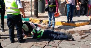 Paramédicos de la Cruz Roja acudieron al sitio y auxiliaron a la mujer, quien fue trasladada a un hospital, mientras que policías iniciaron un operativo para localizar al responsable. Foto: Pulso