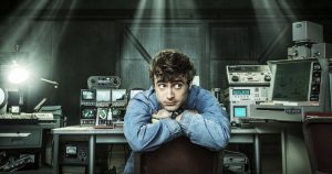 Daniel Radcliffe en el papel del ángel Craig, durante una escena de la serie Miracle Workers que TNT estrenará en América Latina el 17 de mayo. Foto: Vía EFE