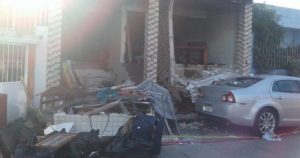 Los carros estacionados muy cerca también se les quebraron los parabrisas y una persona resultó herida al interior de la casa por la explosión de la acumulación de gas. Foto: Plumas Libres