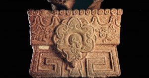 Pedestal de Xochipilli. Abejas libando miel. Sala Mexica. mna.