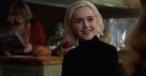 Durante el tráiler de la segunda entrega también podemos ver a una Sabrina mucho más oscura después de haber firmado el libro de la Bestia durante su bautizo oscuro. Foto: Netflix