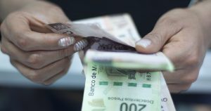 MÉXICO, D.F., 31DICIEMBRE2011.- Dinero contado en un comercio. Los expertos financieros recomiendan a los trabajadores que aparten un poco del dinero del aguinaldo para los primeres meses del año en donde el circular es más escazo y así poder llevar de mejor forma sus finanzas en la llamada cuestas de enero. 
FOTO: MOISÉS PABLO/CUARTOSCURO.COM