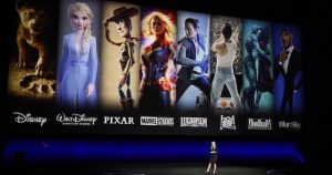 Los personajes de las películas de Disney y Fox se muestran detrás de Cathleen Taff, presidenta de distribución, administración de franquicias, información sobre negocios y audiencia de Walt Disney Studios. Foto: AP