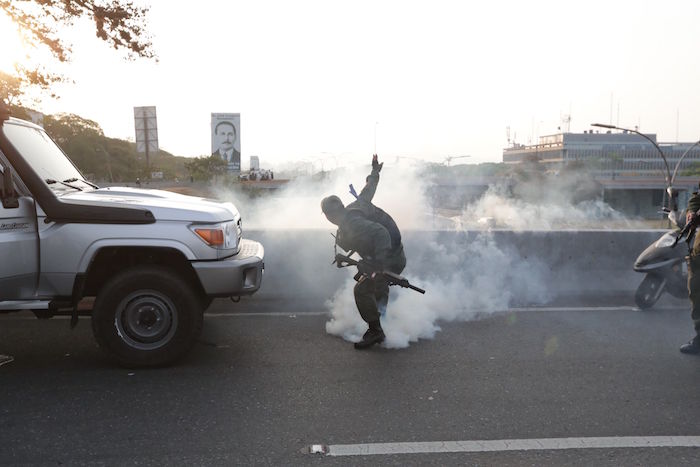 A la base aérea se dirigen centenares de venezolanos para exigir a los miembros de la FANB que demanden la salida del gobernante chavista al que tildan de dictador. Foto: Rayner Peña, EFE.