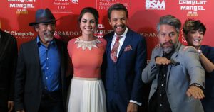 os actores Damián Alcázar, de izquierda a derecha, Bárbara Mori, Eugenio Derbez, Moisés Arizmendi y Beng Zeng Wong posan en la alfombra roja de la película mexicana <em>El Complot Mongol</em> en la Ciudad de México. Foto: AP