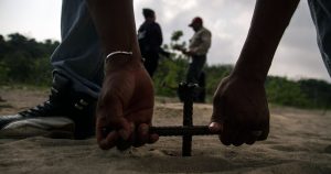 Esta herramienta se ha extendido entre los grupos de buscadoras de “tesoros”, como llaman a los cuerpos. Esta foto de Cuartoscuro es de Veracruz, pero la herramienta, una simple “T”, se empezó a usar en Sinaloa.