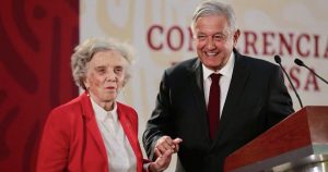 Elena Poniatowska acude a la “mañanera”. ¿Hay prensa fifí?, le preguntan. Responde: “No...”