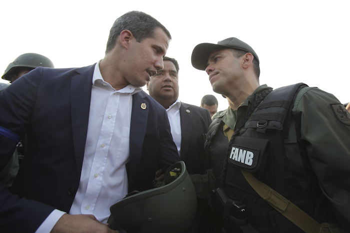 El líder opositor de Venezuela Juan Guaidó conversa con un oficial del ejército afuera de la base aérea de La Carlota en Caracas, Venezuela, el martes 30 de abril de 2019. 