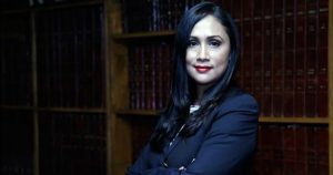 "Antes espiaban a Jesús Blancornelas o a Julio Scherer, ahora espían a Carmen Aristegui y a otros periodistas.; ahora asesinan a Javier Valdez y a Miroslava Breach, antes asesinaban a Héctor Felix”, reflexiona Adela Navarro. Foto: ZETA