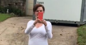 La mujer explicó en la emisora WFAA que su reacción se debió a que "siempre hay bocinas sonando con el camión de tacos, están los martillazos, y los pitidos, y los serrados, y todo lo demás”. Foto: YouTube