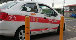 El taxi de Sara apareció con rastros de sangre. Foto: Plumas Libres